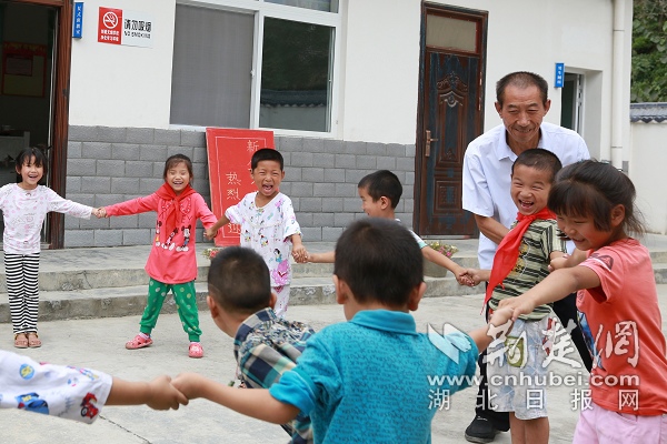 图五：吴华忠老师陪孩子们做游戏。.JPG