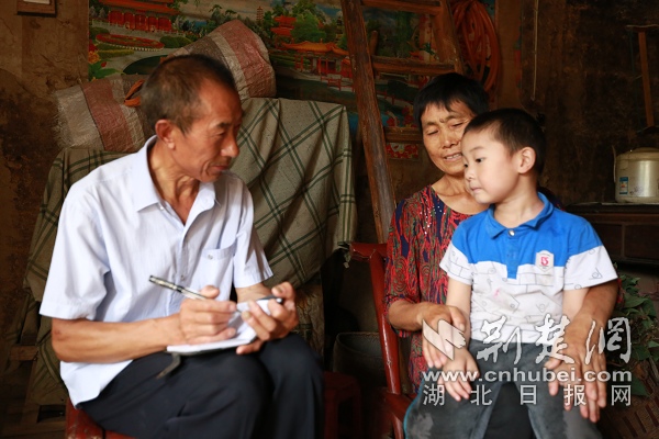 图六：吴华忠老师家访。.JPG