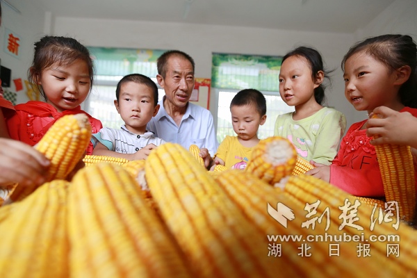 图九：吴华忠老师对孩子们进行爱粮惜粮教育。.JPG