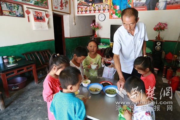 图十一：7名留守儿童在吴华忠老师家里吃午饭。.JPG