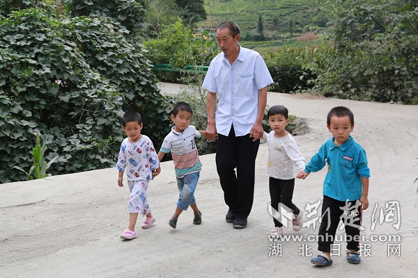 图十二：吴华忠老师护送学生。.JPG