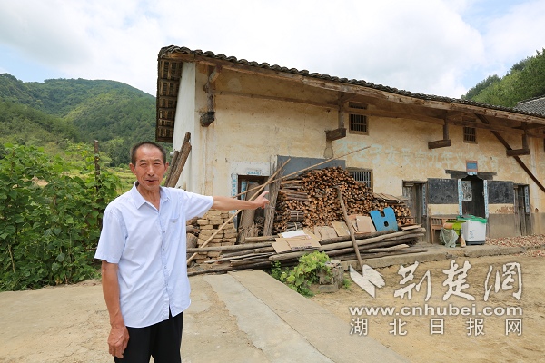 图十三：吴华忠老师介绍旧校址。.JPG