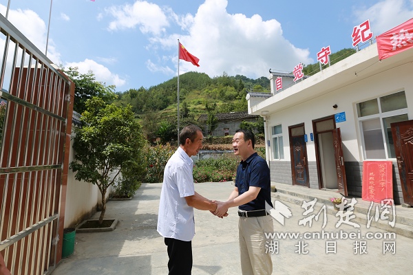 图十五：宝丰镇中心学校校长张赐东看望吴华忠老师。.JPG