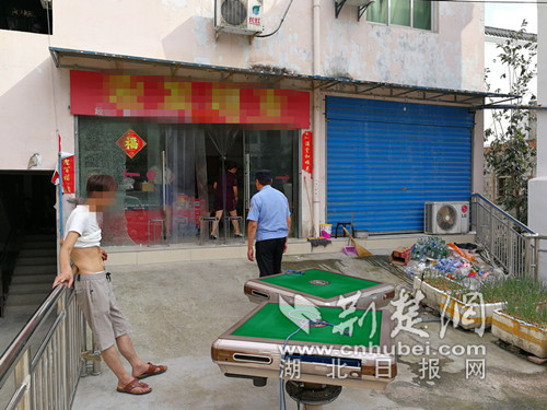 民警现场查获两台麻将机_副本.jpg