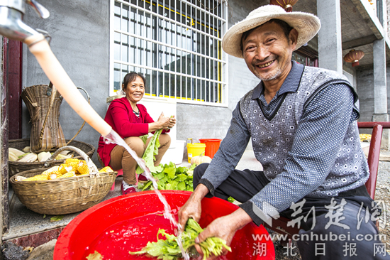 清泉进农家,村民李宏华喜不自胜。通讯员文林 摄.jpg 清泉进农家,村民李宏华喜不自胜。通讯员文林 摄.jpg