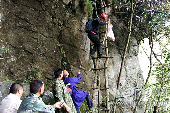 村民将修建蓄水池的材料背在身上,利用绝壁天梯进行运送。铁厂村供图.jpg 村民将修建蓄水池的材料背在身上,利用绝壁天梯进行运送。铁厂村供图.jpg