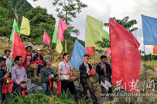 引水工程完工,铁水村村民敲锣打鼓纪念这一日。铁水村供图.jpg 引水工程完工,铁水村村民敲锣打鼓纪念这一日。铁水村供图.jpg