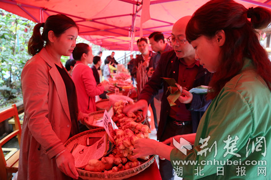 图四旅客争相购买农产品新闻照片_副本.jpg