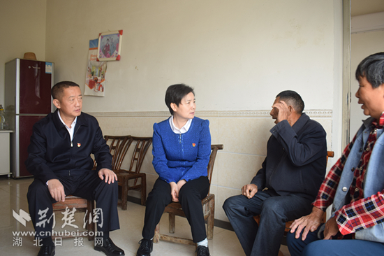 走访慰问贫困户5_副本.jpg