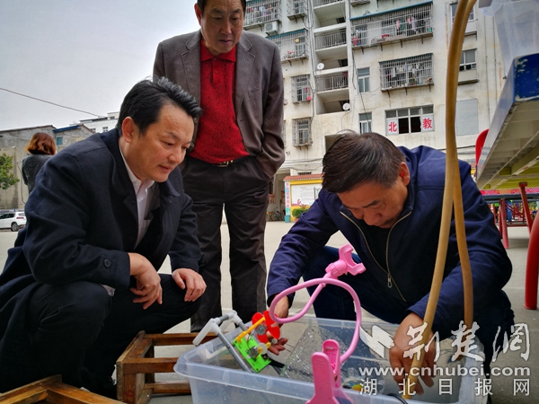 水的奥秘吸引了老师们.jpg