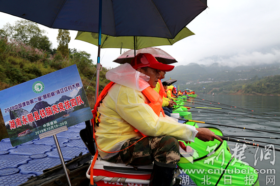 图(5)钓鱼选手聚精会神通讯员向继武摄影.jpg 图(5)钓鱼选手聚精会神通讯员向继武摄影.jpg