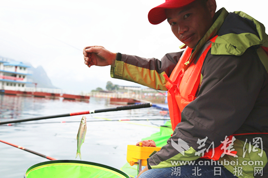 图(6)江钓选手的收获通讯员向继武摄影).jpg 图(6)江钓选手的收获通讯员向继武摄影).jpg