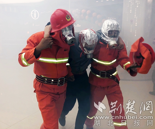 专职队队员营救被困员工-_副本.jpg 专职队队员营救被困员工-_副本.jpg