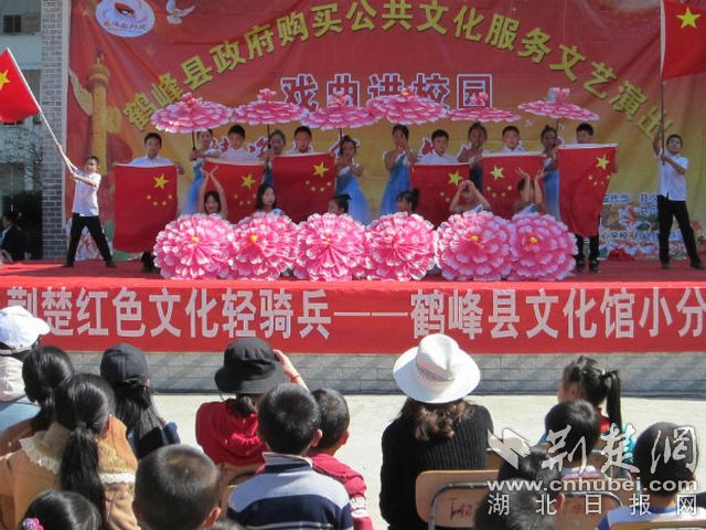 学生戏曲节目《红旗飘飘》.jpg 学生戏曲节目《红旗飘飘》.jpg