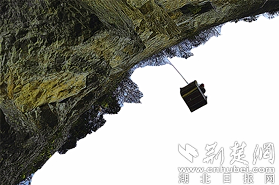 村民们乘坐自制吊篮深入千米找水。.jpg 村民们乘坐自制吊篮深入千米找水。.jpg