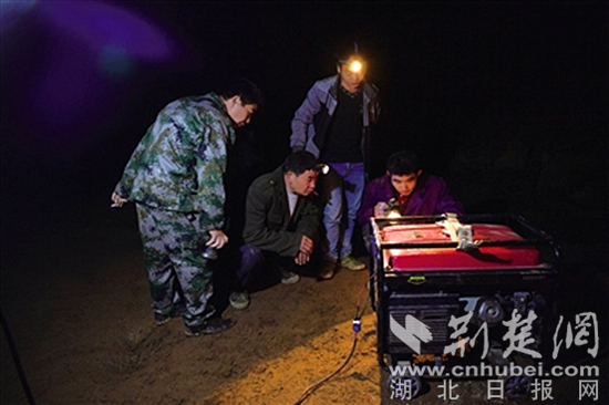 工人们在洞内安装发电机。通讯员杨顺丕 摄.jpg