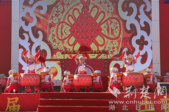 “土家背鼓”是从建始民间鼓舞中吸收和创新编纂而来。记者刘静怡 摄.jpg “土家背鼓”是从建始民间鼓舞中吸收和创新编纂而来。记者刘静怡 摄.jpg