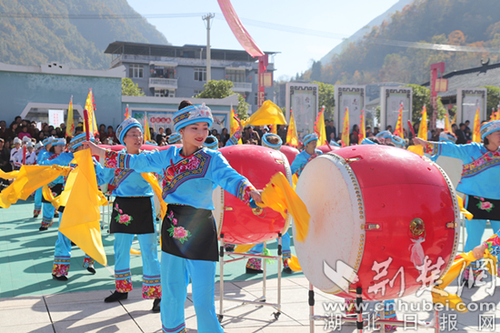 建始县茅田乡村民欢乐地跳着土苗鼓舞。记者刘静怡 摄.jpg 建始县茅田乡村民欢乐地跳着土苗鼓舞。记者刘静怡 摄.jpg