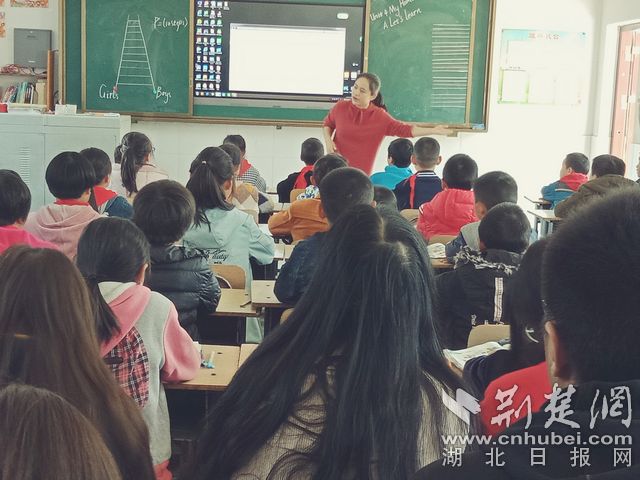 鹤峰实验小学英语骨干教师田远玲上四年级英语示范课.jpg 鹤峰实验小学英语骨干教师田远玲上四年级英语示范课.jpg