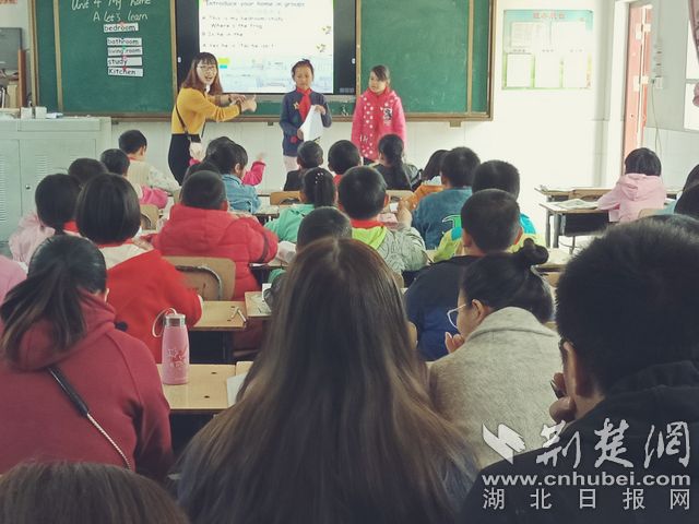 铁炉白族乡中心小学英语教师梁凤上四年级英语展示课.jpg 铁炉白族乡中心小学英语教师梁凤上四年级英语展示课.jpg