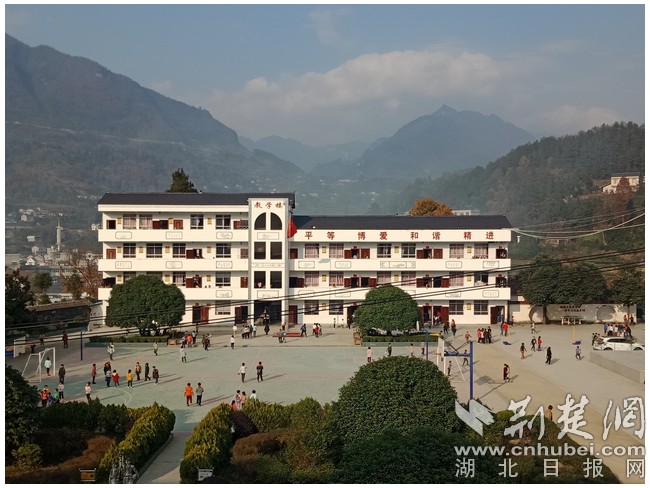 深山白族乡小学校园一角.jpg