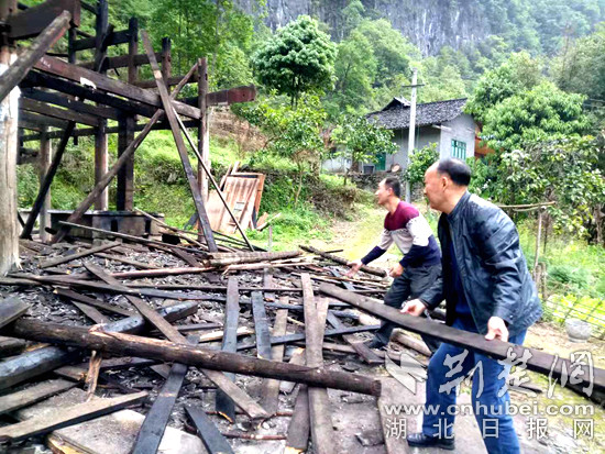 d:\Pictures\Camera Roll\12月\尖刀班长滕友坤帮助贫困户撤旧木房_副本.jpg