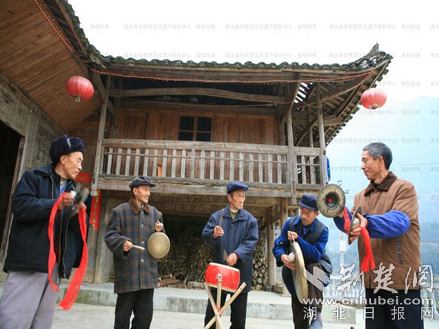 铁炉白族乡“围鼓”.jpg 铁炉白族乡“围鼓”.jpg