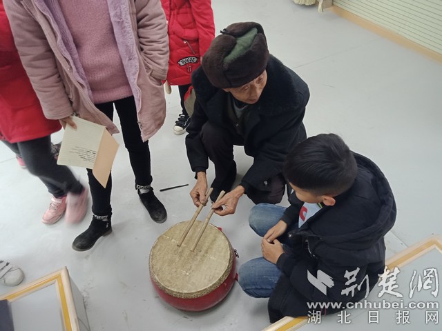 徐爷爷教孩子们学打鼓.jpg 徐爷爷教孩子们学打鼓.jpg