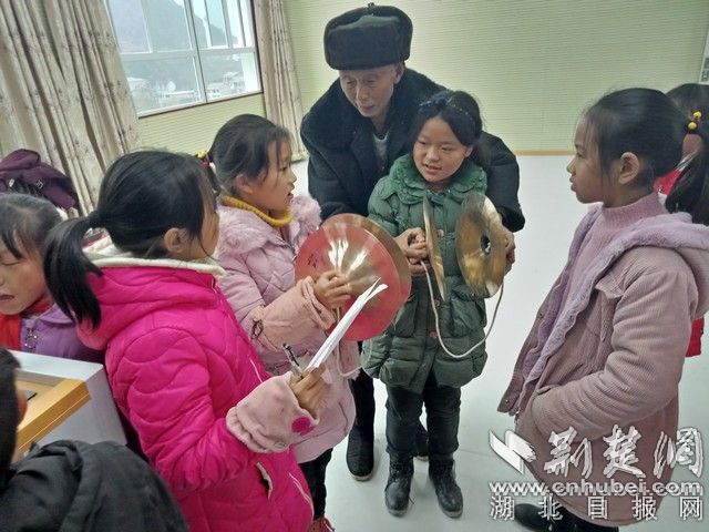 徐爷爷教孩子们学击钹.jpg 徐爷爷教孩子们学击钹.jpg