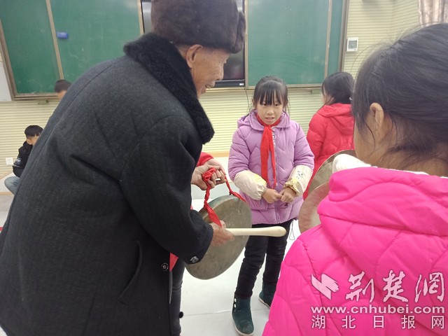 徐爷爷教孩子们学敲锣.jpg 徐爷爷教孩子们学敲锣.jpg