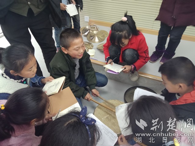 “我来打几下试试!大家听一听,看和徐爷爷写给咱们的乐谱合不合”.jpg “我来打几下试试!大家听一听,看和徐爷爷写给咱们的乐谱合不合”.jpg