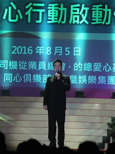 维文为大家带来歌曲《小白杨》(摄影:实习生黄夏歆)-的总爱心行
