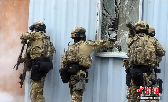 香港警察学院开放日 飞虎队亮相引关注_荆楚