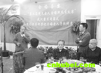 【楚天关注】贺金婚 银发伴侣共赴盛宴(多图)