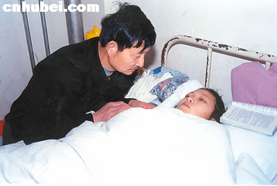 叔叔婶婶车祸遇难 <em>兄妹</em>借债读书齐<em>受</em>重伤(图)