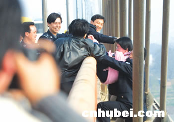 长江二桥上一个半小时 民警计救轻生女孩(多图