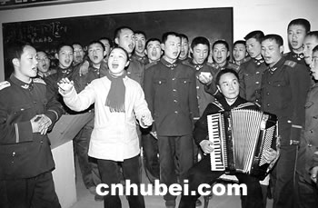 演唱歌曲《军人本色》(图)