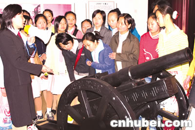 中学生参观张之洞与汉阳铁厂展览馆(图)