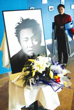 张国荣葬礼今日举行 昨日设灵万人致祭(图)