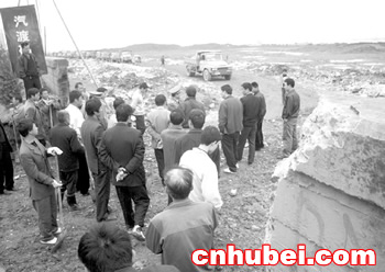 车轮有泥巴别想出码头 货车受阻汉口新四唯汽