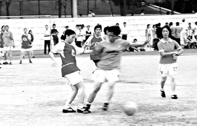 窈窕淑女爱踢足球(图)