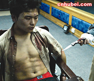 悍匪持刀顽抗民警前仆后继 (组图)