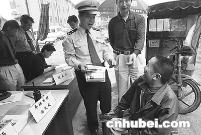 温情政策打动麻木车主 武昌5位居民主动交