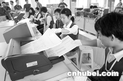 电脑评卷每秒6份--目击客观题评分现场(图)