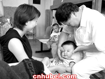 宝宝斜颈应早治(图)