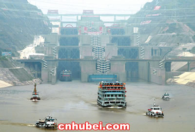 三峡双线五级船闸试通航成功(图)