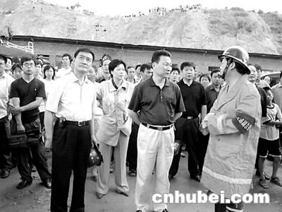 十堰市委书记赵斌(中)指挥灭火(图片均由通讯员一言摄)