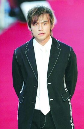 莫文蔚陈奕迅笑捧金曲奖 周杰伦空手而归 (图)