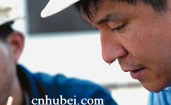 挥汗如雨修大桥(图)