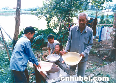 洪湖市自来水公司投资120万元建成了滨湖供水